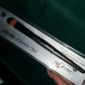 Amor Pro Makeup Brush Large